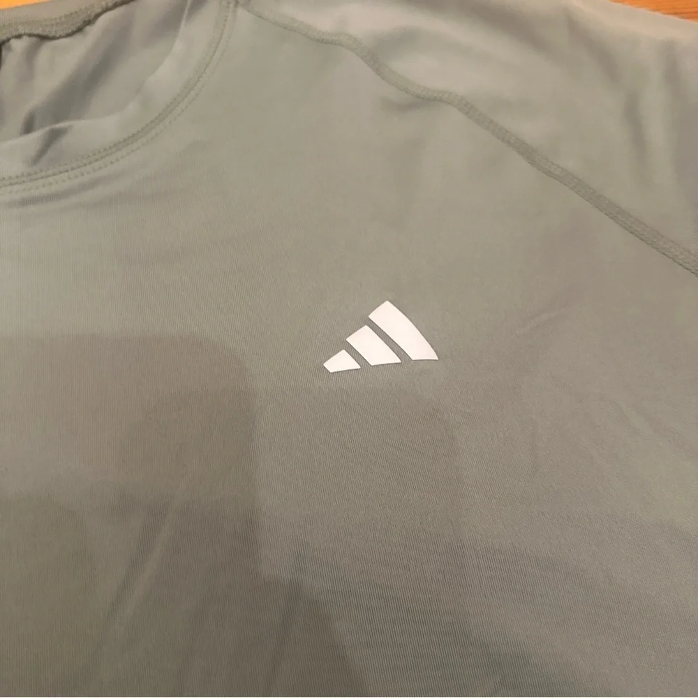 NWT ADIDAS MENS XL Silver Green MENS SHORT SLEEVE SUN SHIRT